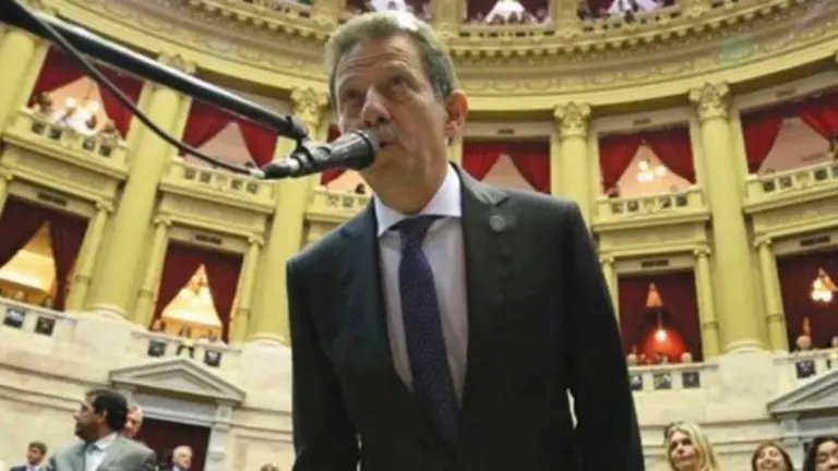 Quién es el diputado que estuvo en la sesión presencial y dio positivo de Covid-19
