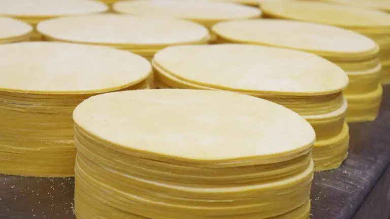 Murió por coronavirus un trabajador de una conocida empresa de tapas de empanadas y encendió el alerta en el oficialismo