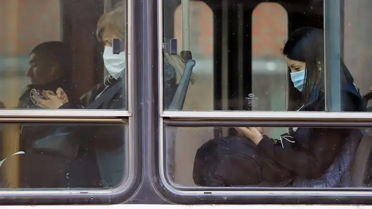 El Gobierno aprobó el protocolo que permitirá que pasajeros viajen parados en colectivos y trenes