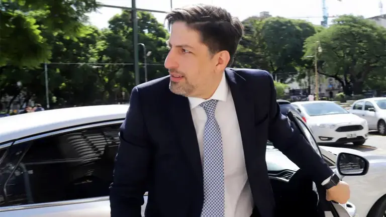 El ministro Nicolás Trotta firmó el decreto que suspende las clases presenciales