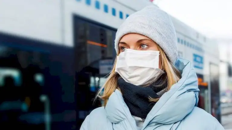 El sencillo truco para comprobar si el barbijo que usás funciona contra el coronavirus