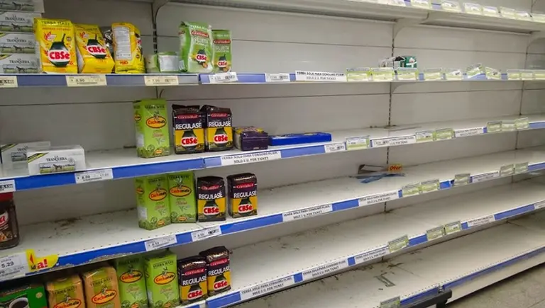 Qué hay detrás de la guerra que podría dejar a las góndolas sin yerba en plena cuarentena