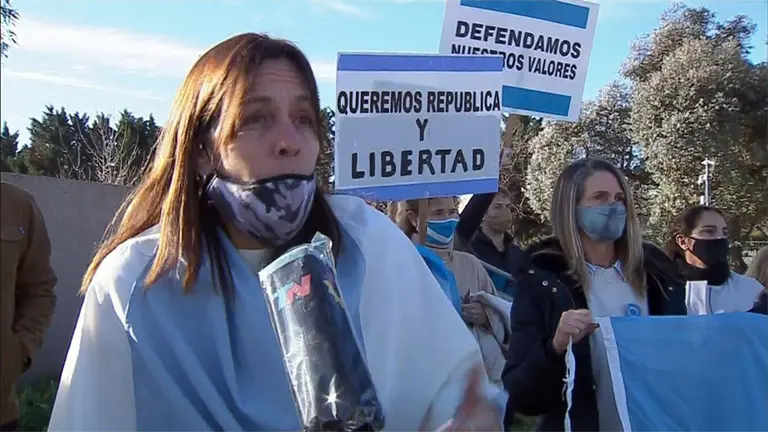 Nuevo cacerolazo de los vecinos del country de Pilar donde residirá el empresario Lázaro Báez