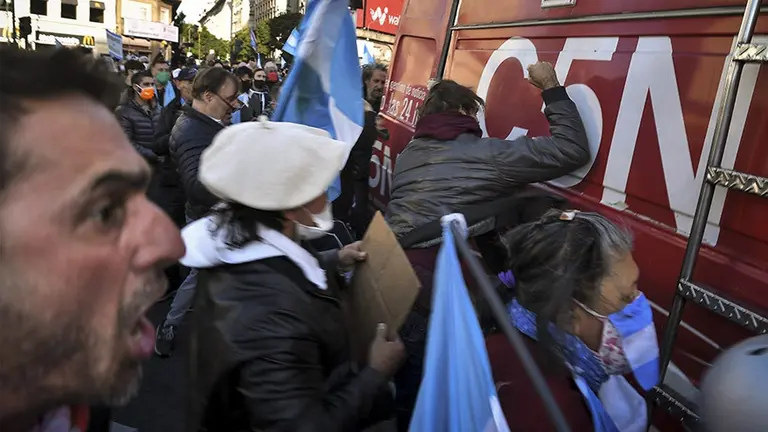 Video: en medio del banderazo, atacaron a un móvil de C5N en el Obelisco