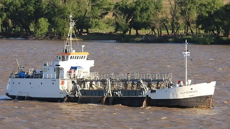 Alerta en Rosario: draga "pirata" con 4 contagiados de coronavirus quiere amarrar en el puerto