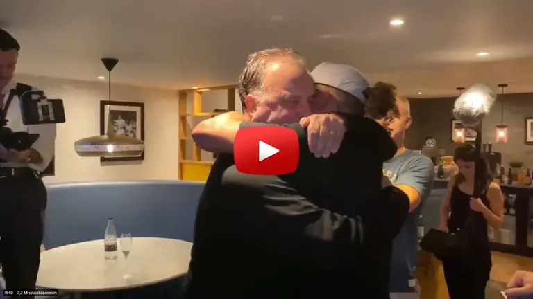 A Bielsa se le cayó la "máscara" de seriedad: el video que muestra su emoción ante el ascenso del Leeds