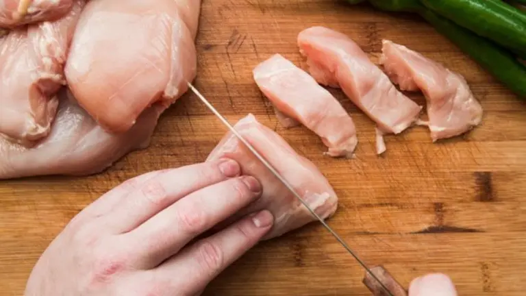 ¿Lavar el pollo es peligroso o no?: acá está la respuesta definitiva