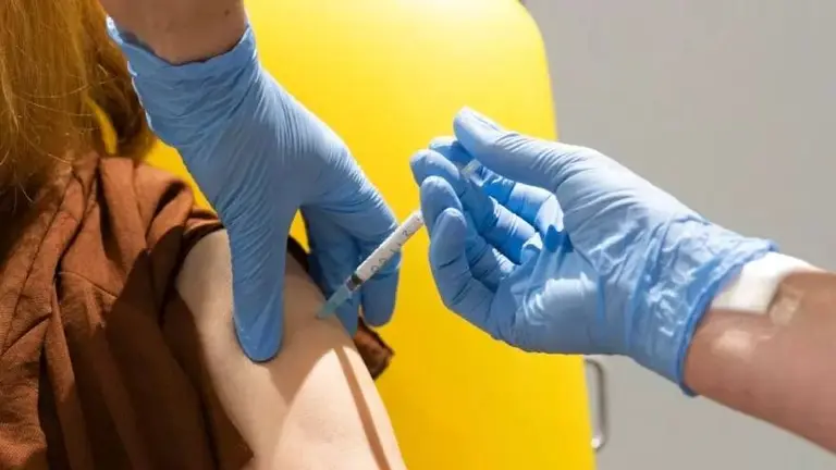 Vacuna de Oxford/AstraZeneca, más cerca: las 5 claves que tenés que conocer