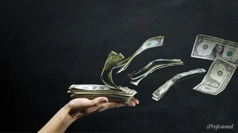 El plan "aguantar": cuántas personas podrían volver a comprar dólar ahorro antes de vaciar las reservas del Central