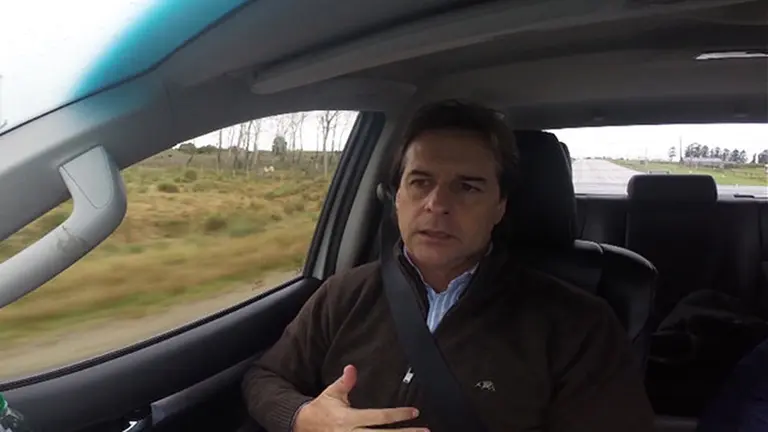 Uruguay: por qué el Gobierno decidió retirar el polarizado de los autos oficiales