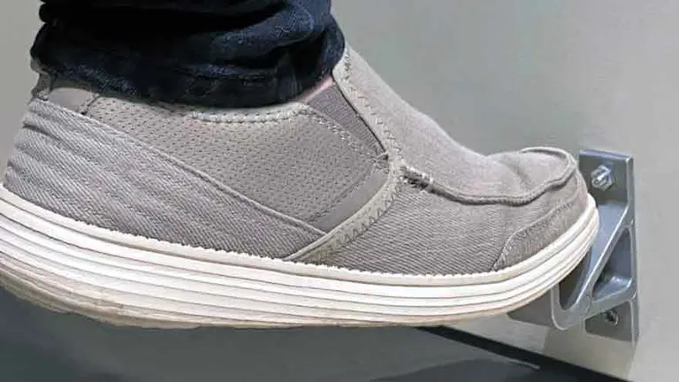 Inventos argentinos contra el coronavirus: emprendedores crean pedales abrepuertas