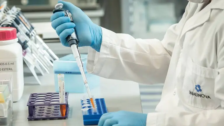 Covid-19: ANMAT aprobó un estudio de suero hiperinmune desarrollado por una empresa argentina