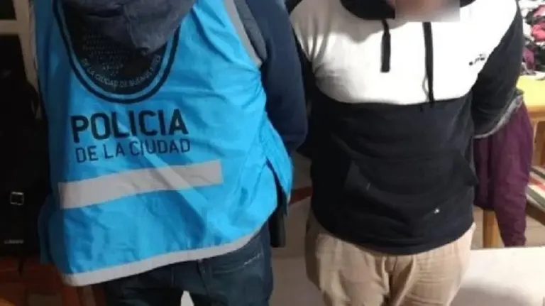 Se olvidó la tarjeta de débito en un cajero y el vigilador se transfirió $ 65 mil a sus cuentas