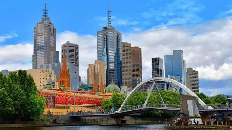 Estos son los mejores países para emigrar en 2025: opciones con sueldos altos y calidad de vida