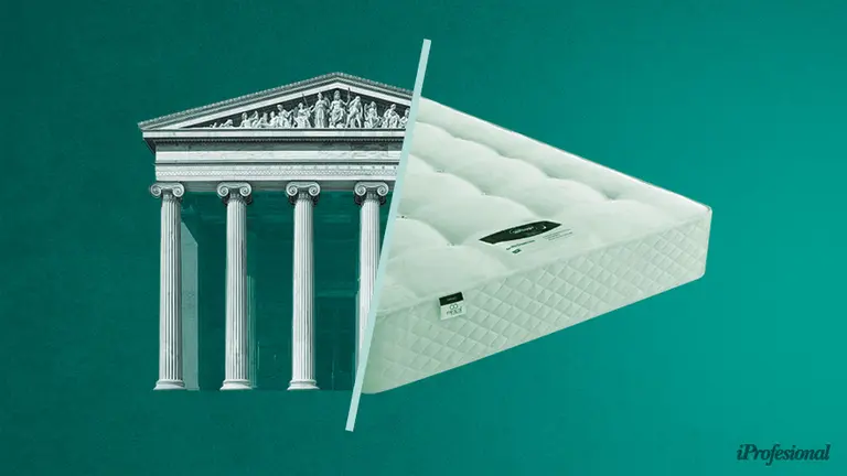 Cómo pagar menos impuestos por los dólares ahorrados: ¿conviene tenerlos en el banco o en el colchón?