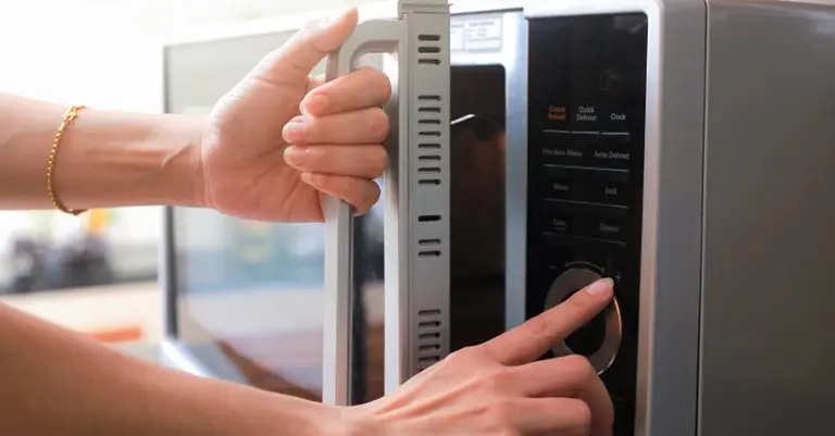 Microondas: el truco perfecto para que la carne quede jugosa y no se reseque al calentarla