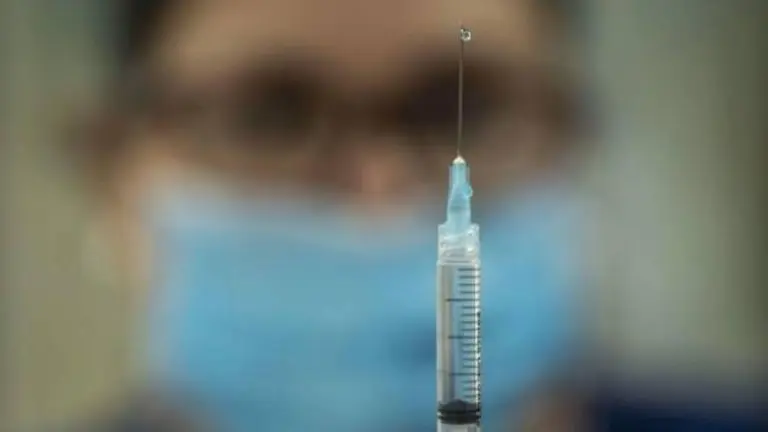 Comenzó la vacunación de voluntarios con la vacuna de Pfizer