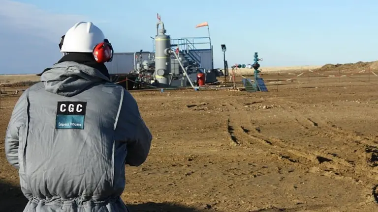 Eurnekian busca reperfilar parte de la deuda de su petrolera local