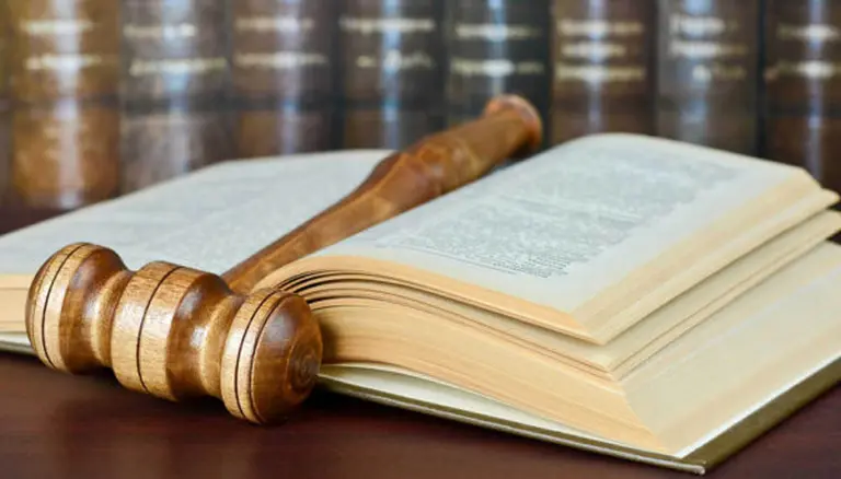 Defendió a su pareja de una agresión, pero la Justicia lo condenó a pagar más de 3 millones de pesos