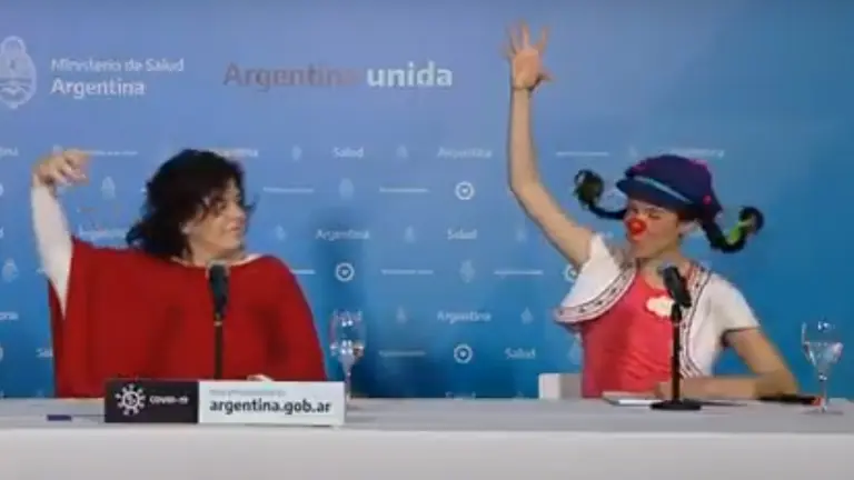 El Gobierno presentó el reporte de coronavirus junto a una payasa: hubo coreografía