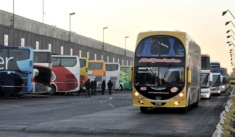 Vas a poder viajar nuevamente en micro y avión, pero no será tan fácil: esta es la larga lista de requisitos y protocolos