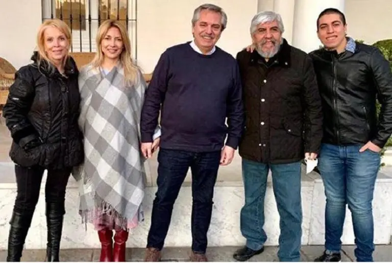 Polémica por la foto sin distanciamiento ni barbijo de Alberto Fernández y Hugo Moyano en Olivos