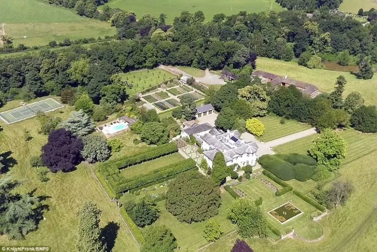 Enorme y lujosa: así es la mansión de Corinna Larsen, ex amante del rey Juan Carlos