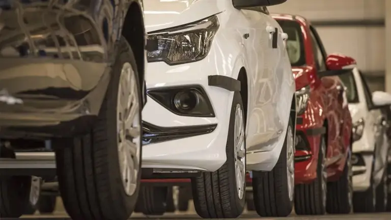 Faltan dólares, escasearán autos: a las marcas importadoras ahora les imponen un menor cupo de divisas