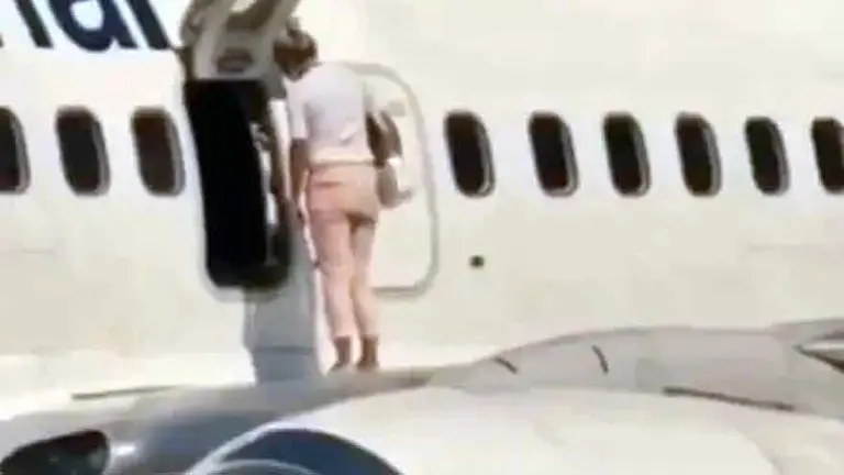 Video: abre puerta de emergencia del avión y sale a caminar por el ala "porque tenía calor"