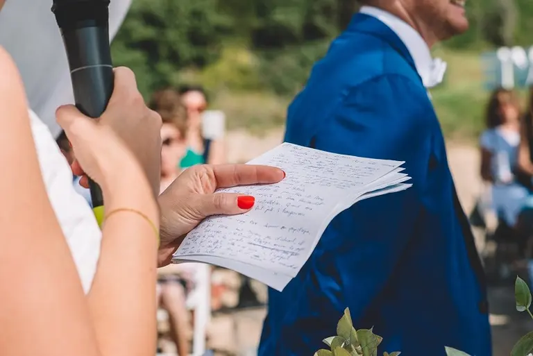 En plena boda leyó los mensajes sexuales de su pareja con su amante