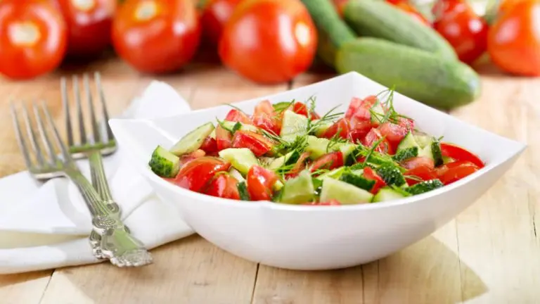 Por qué es una pésima idea mezclar pepino y tomate