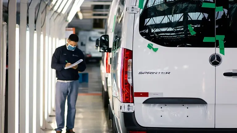 Mercedes-Benz reinicia su segundo turno de producción y celebra un nuevo aniversario en el país