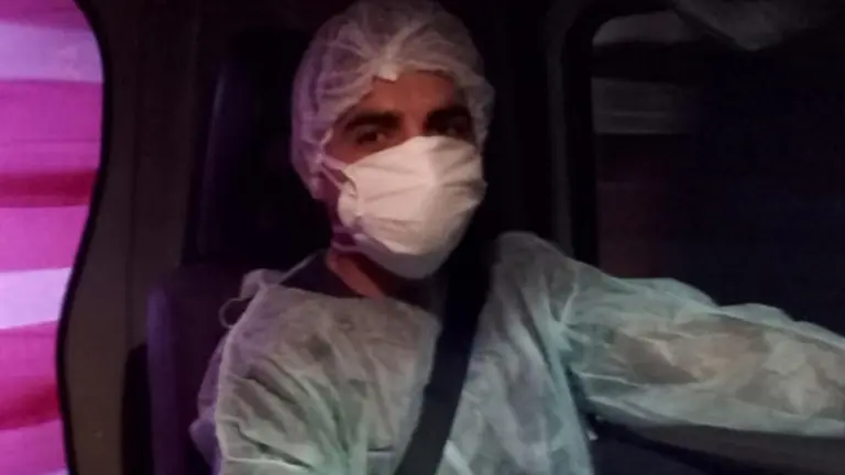 Despidieron al paramédico que hacía 100km en bicicleta para ir a trabajar