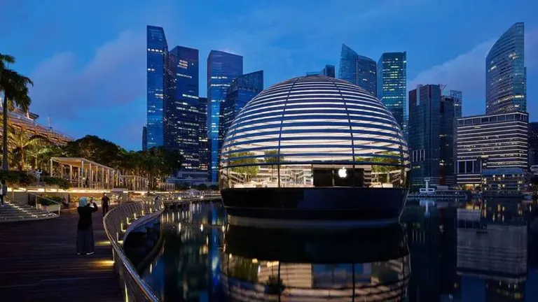 Mirá la espectacular nueva tienda de Apple en Singapur: es esférica y flotante