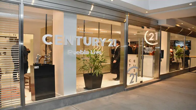 Guerra de inmobiliarias: tras "bajar" a RE/MAX, los corredores anticipan que ahora irán contra Century 21 y Coldwell Banker