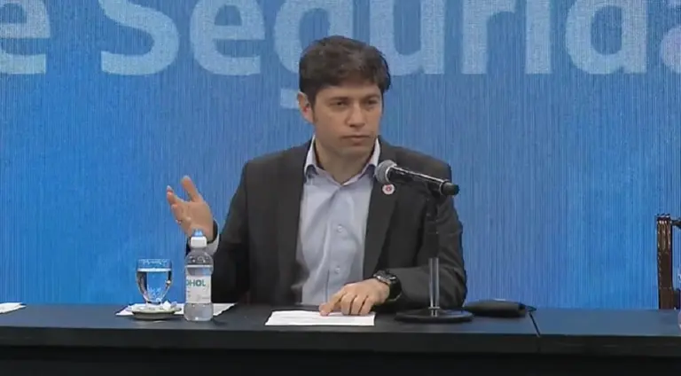 Buscando bajar la tensión, Kicillof anunció aumento a la Policía Bonaerense y lleva el salario mínimo a $44.000