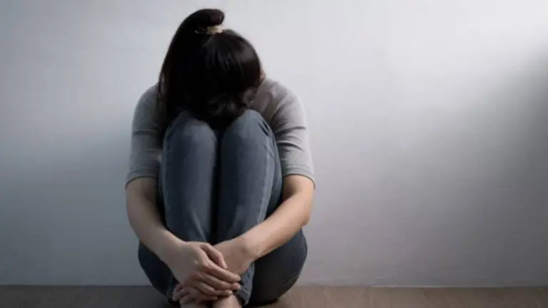 Cómo diferenciar la depresión de los sentimientos de tristeza y angustia