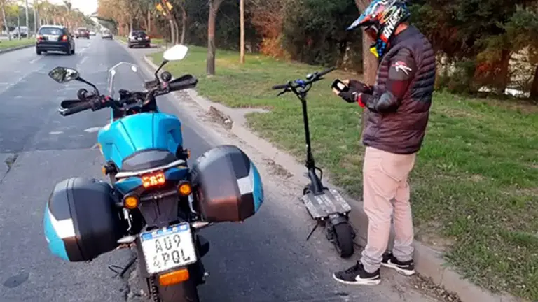 Locura en la Panamericana: iba en monopatín a 100 kilómetros por hora y lo detuvieron