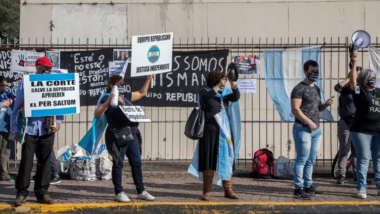 Los 20 carteles que resumen el banderazo del #13S