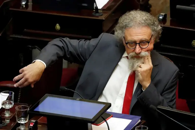 Un senador kirchnerista quiere debatir una "regulación" de las redes sociales y Patricia Bullrich salió al cruce