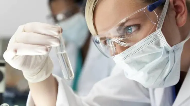 Científicos descubrieron que el coronavirus permanece activo en la piel durante 9 horas