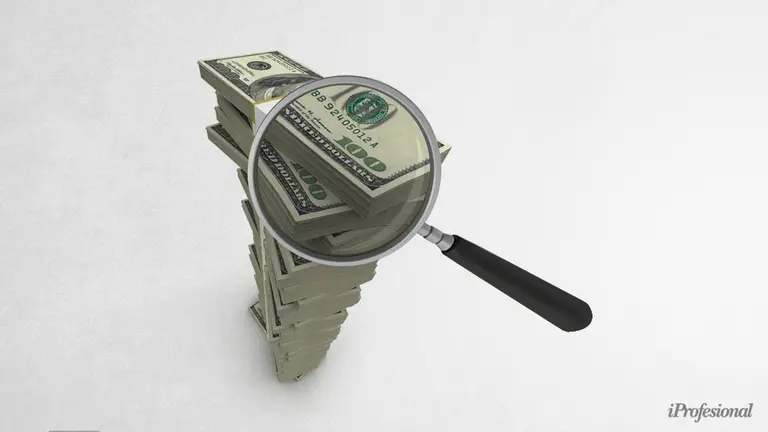 El Gobierno tiene en la mira a los dólares de argentinos en el exterior: deberían traer hasta la mitad