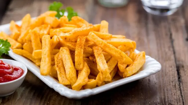 Alerta papa fritas: un estudio advierte el riesgo vinculado a una enfermedad particular