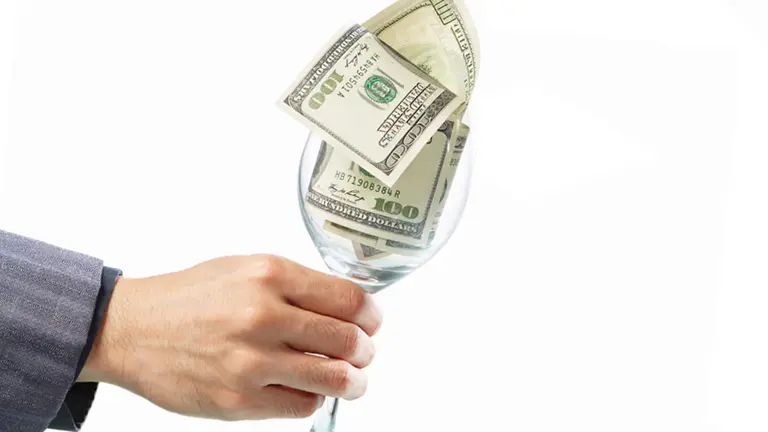 Un experto en vinos cautivó a millonarios y estafó a todos: la historia real que llegó a Netflix