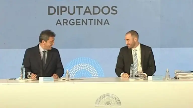 "Yo también puedo sarasear", dijo el ministro Guzmán al dejar el micrófono abierto: cómo justificó el blooper