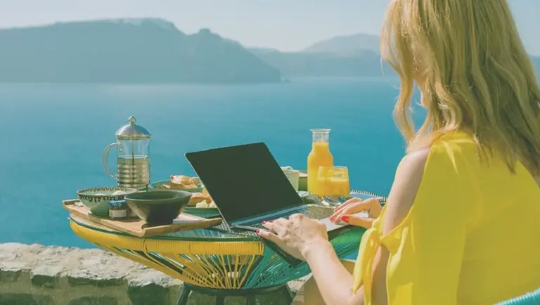 ¿Te gustaría trabajar desde la montaña o la playa? Estos países ofrecen visas a quienes hacen teletrabajo