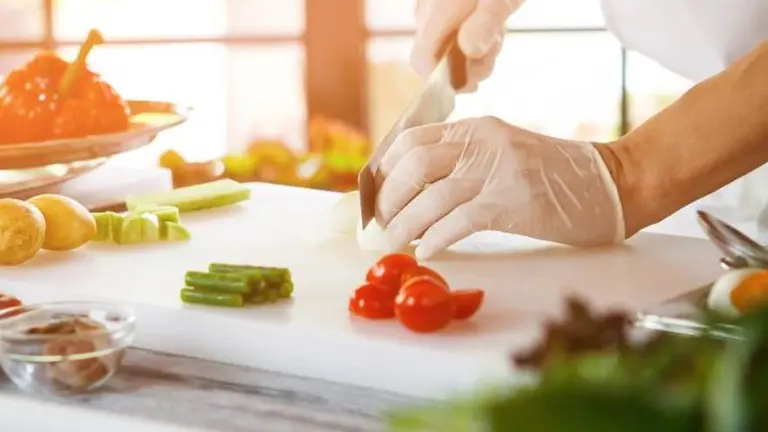 Por qué nunca deberías usar guantes de látex en la cocina
