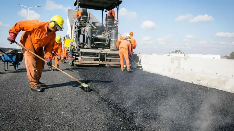 "Motosierra" en la obra pública: gremio clave denuncia otros 300 despidos por el freno previsto en el sector
