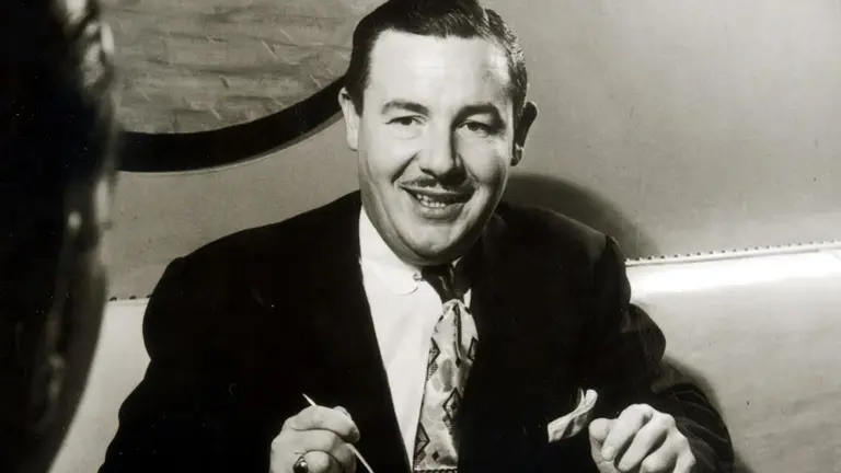 Fue a una cena sin su billetera y cambió para siempre la forma de pagar: así surgieron las tarjetas de crédito