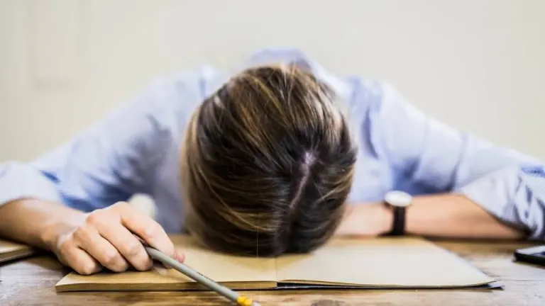 El estrés y su impacto en la salud: cómo puede aumentar los niveles de colesterol